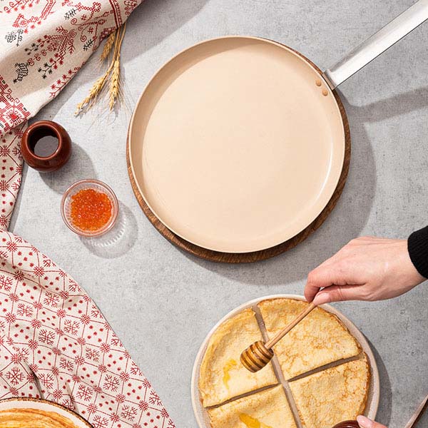 Сковорода для блинов;алюмин.,керамика;D=28,H=2,L=49см;коричнев.,бежев.