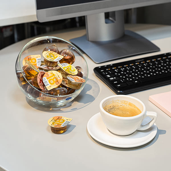 Сироп «Кокос» ароматизированный порционный Pinch&Drop на подложке[50шт];поливинилхл.;15мл;D=45,H=45,