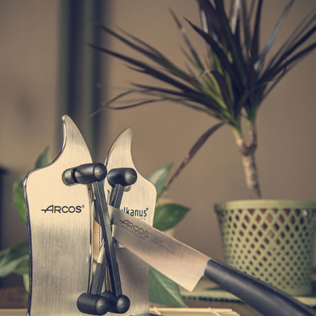 Точило для ножей;металл;,H=16,L=11,B=9см;черный