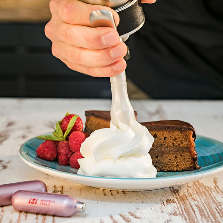 Сифон для сливок «Крим профи»;сталь нерж.,пластик;0,5л;D=73,H=250,B=105мм;металлич.,черный